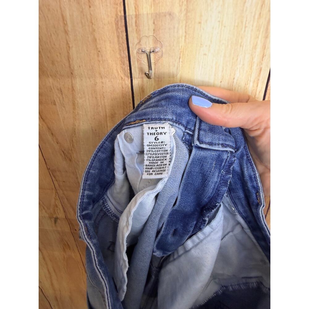 Truth & Theory Distressed Denim Short with Stretch Women's Size 6 - Picture 8 of 8
